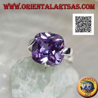 Anello in argento rodiato con zircone color ametista chiara quadrato agganciato sul centro dei lati