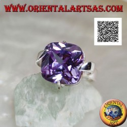 Ring in rhodium-plated silver with square clear amethyst-colored zircon hooked on the center of the sides