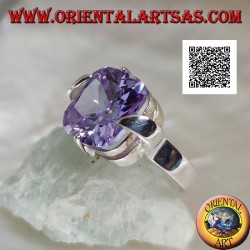 Ring in rhodium-plated silver with square clear amethyst-colored zircon hooked on the center of the sides