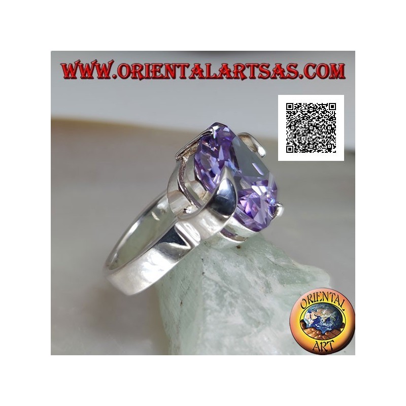 Anillo de plata rodiada con circonita cuadrada de color amatista transparente enganchada en el centro de los lados