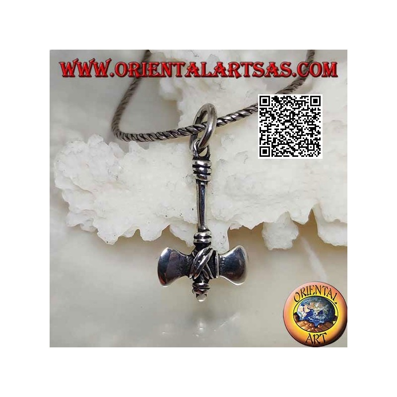 Colgante de plata en forma de hacha doble de hombres primitivos