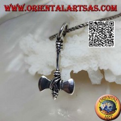 Colgante de plata en forma de hacha doble de hombres primitivos