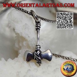 Colgante de plata en forma de hacha doble de hombres primitivos