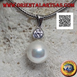 Pendant in silver white pearl with round faceted zircon above