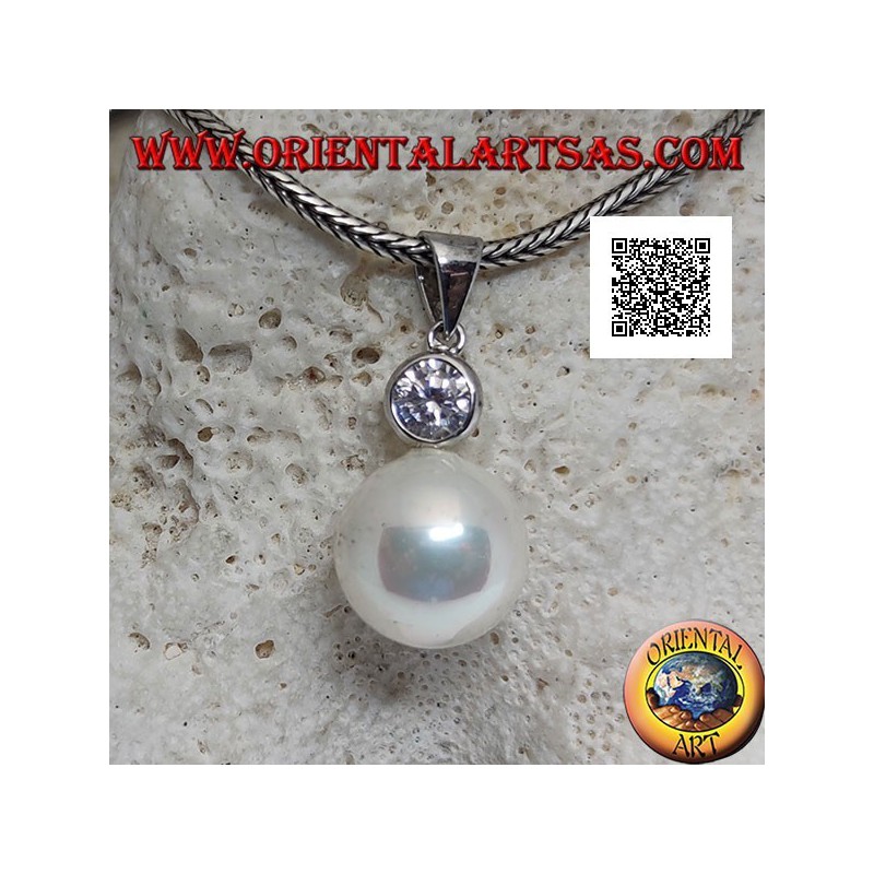 Pendentif en argent perle blanche avec zircon rond à facettes dessus