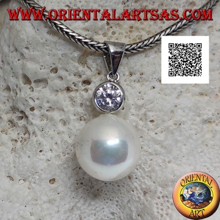 Ciondolo in argento perla bianca con zircone tondo sfaccettato sopra