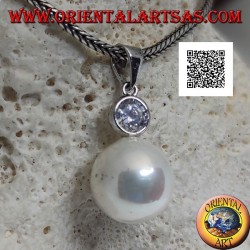 Pendentif en argent perle blanche avec zircon rond à facettes dessus
