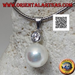 Pendentif en argent perle blanche avec zircon rond à facettes dessus
