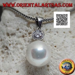 Pendentif en argent perle blanche avec zircon rond à facettes dessus