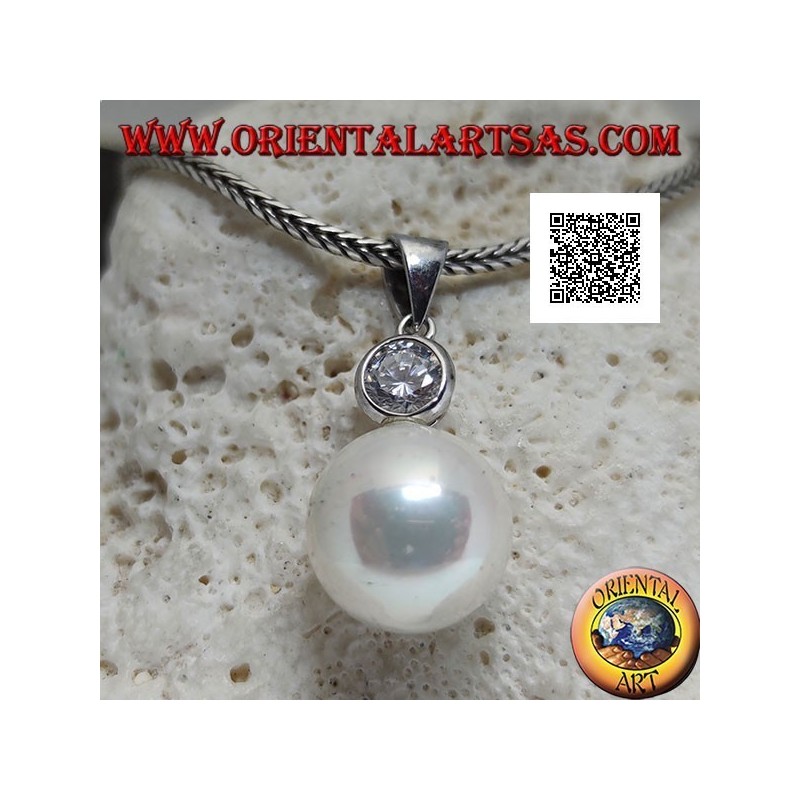Ciondolo in argento perla bianca con zircone tondo sfaccettato sopra