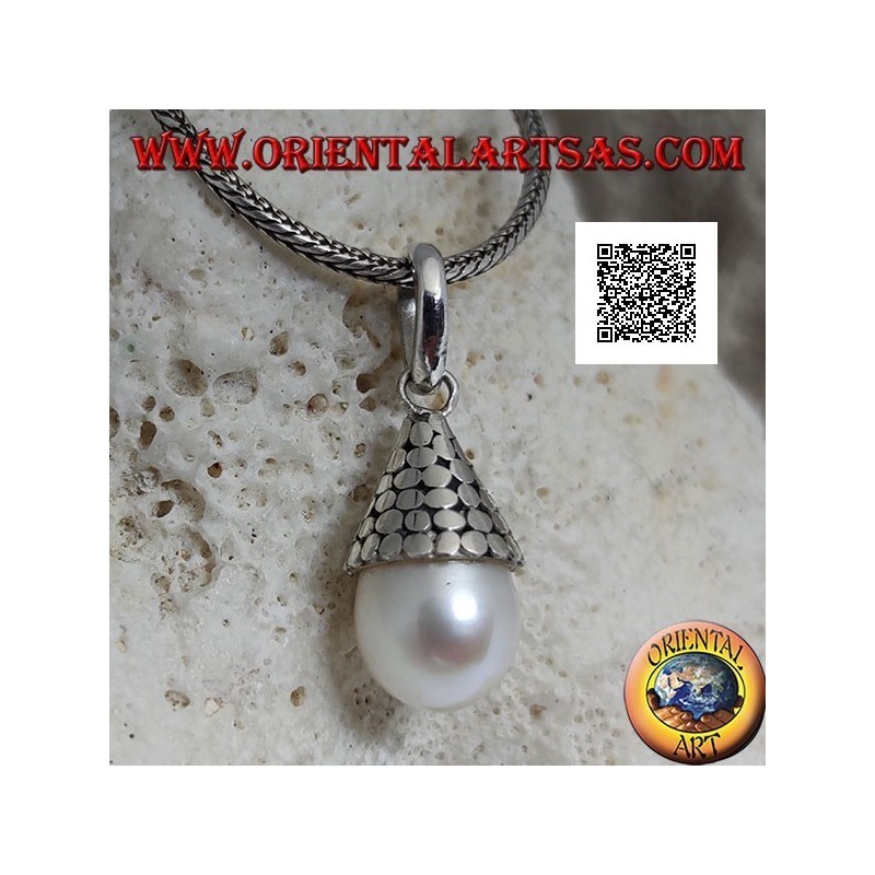 Colgante de plata con perla blanca con sombrero cónico de discos lisos