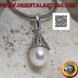 Pendentif en argent avec perle blanche avec chapeau conique de disques lisses
