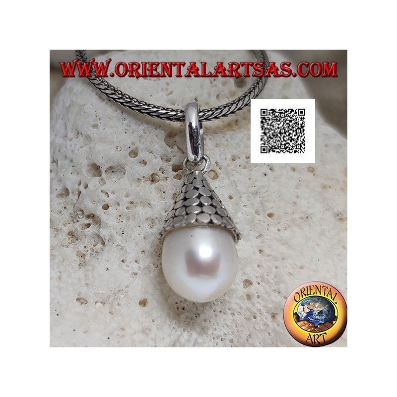 Ciondolo in argento perla bianca con cappello conico di dischetti lisci