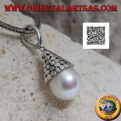 Colgante de plata con perla blanca con sombrero cónico de discos lisos