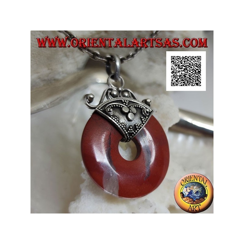 Colgante de jaspe rojo en forma de rosquilla de 28 mm. con gancho decorado en bajorrelieve plateado