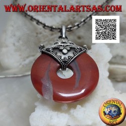 Colgante de jaspe rojo en forma de rosquilla de 28 mm. con gancho decorado en bajorrelieve plateado