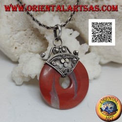 Colgante de jaspe rojo en forma de rosquilla de 28 mm. con gancho decorado en bajorrelieve plateado