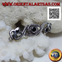 Silberbrosche in Form von zwei Schlangen, die mit dem zentralen Onyx und den Augen verflochten sind