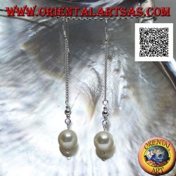 Silver pendant earrings in 3 cm chain with two silver balls and white pearl at the ends