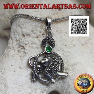 Colgante de plata en forma de león en círculo con melena y manto tachonado de marcasita y circonita verde en la parte superior