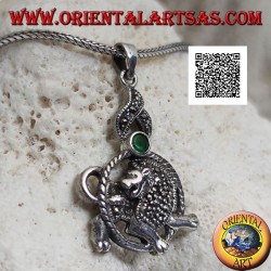 Colgante de plata en forma de león en círculo con melena y manto tachonado de marcasita y circonita verde en la parte superior