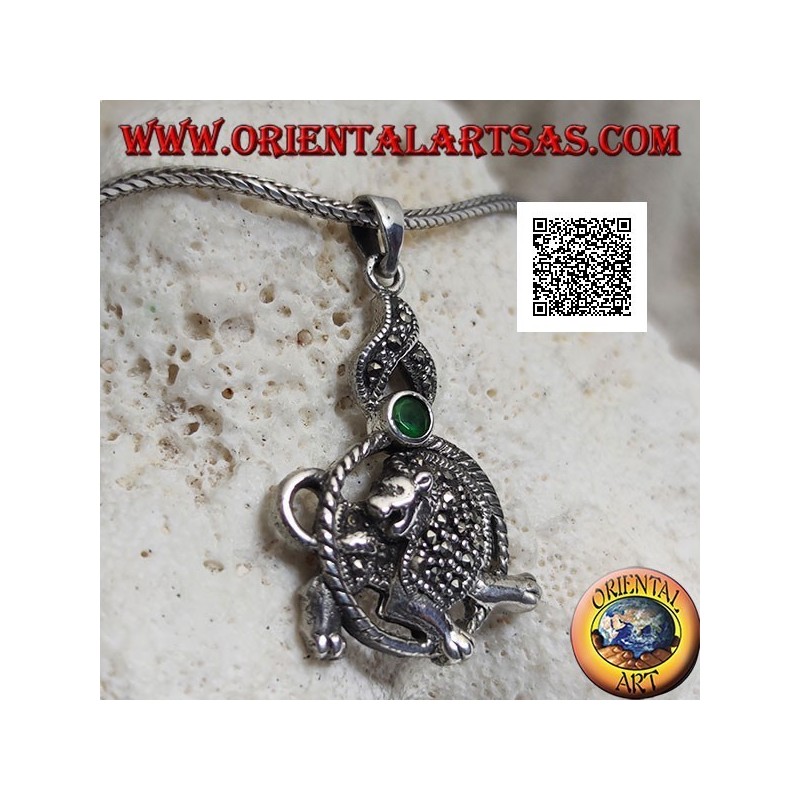 Pendentif en argent en forme de lion dans le cercle avec crinière et manteau parsemés de marcassite et de zircon vert dessus