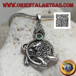 Pendentif en argent en forme de lion dans le cercle avec crinière et manteau parsemés de marcassite et de zircon vert dessus