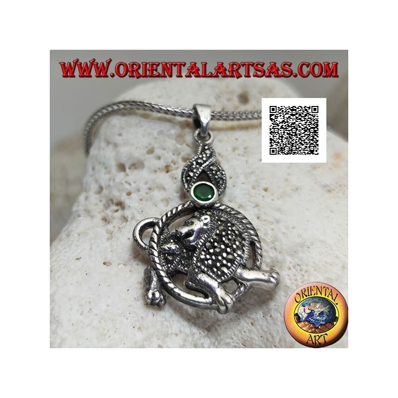 Pendentif en argent en forme de lion dans le cercle avec crinière et manteau parsemés de marcassite et de zircon vert dessus