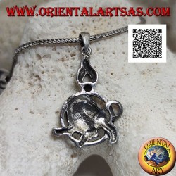 Colgante de plata en forma de león en círculo con melena y manto tachonado de marcasita y circonita verde en la parte superior