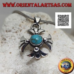 Colgante de plata con cruz griega con turquesa antigua tibetana redonda central y brazos de lirio
