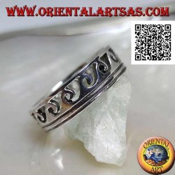 Bague en argent sculpté en vagues sur deux lignes gravées