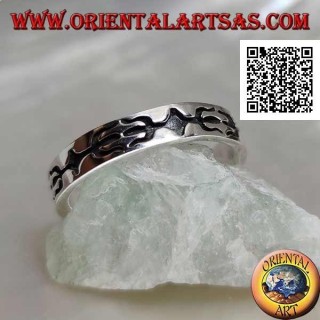 Anillo de plata con incrustaciones de tridente opuesto