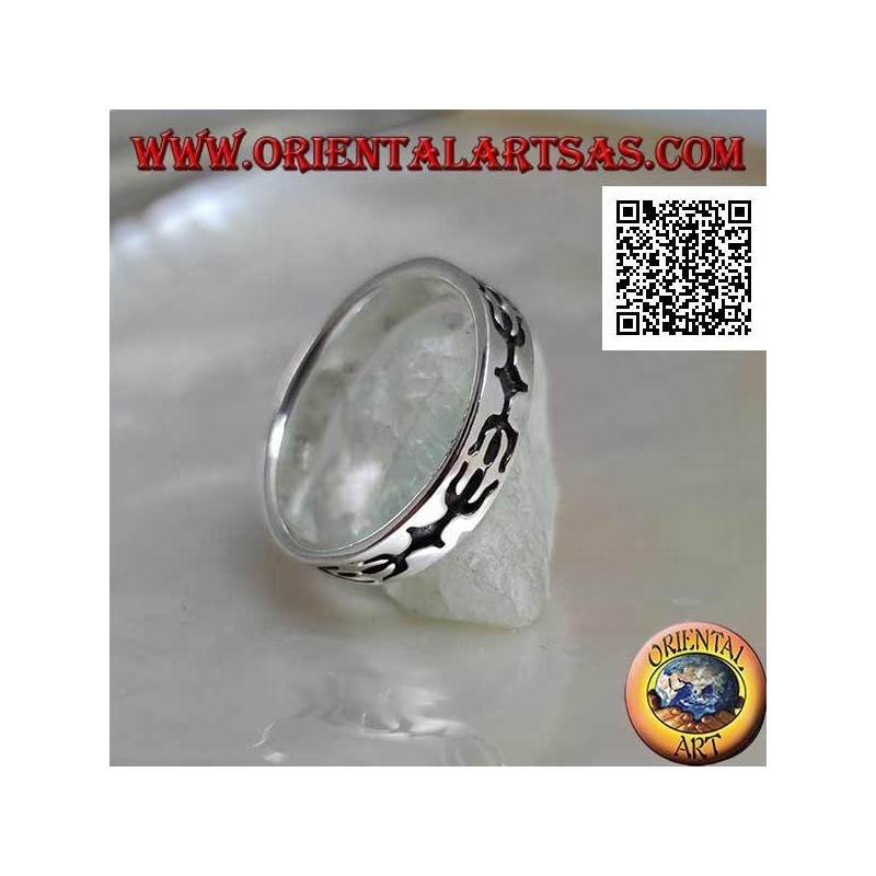 Anillo de plata con incrustaciones de tridente opuesto