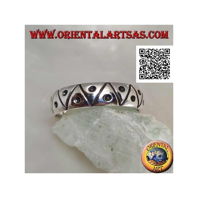 Anillo de plata grabado con triángulos con un punto
