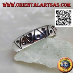 Anillo de plata grabado con triángulos con un punto