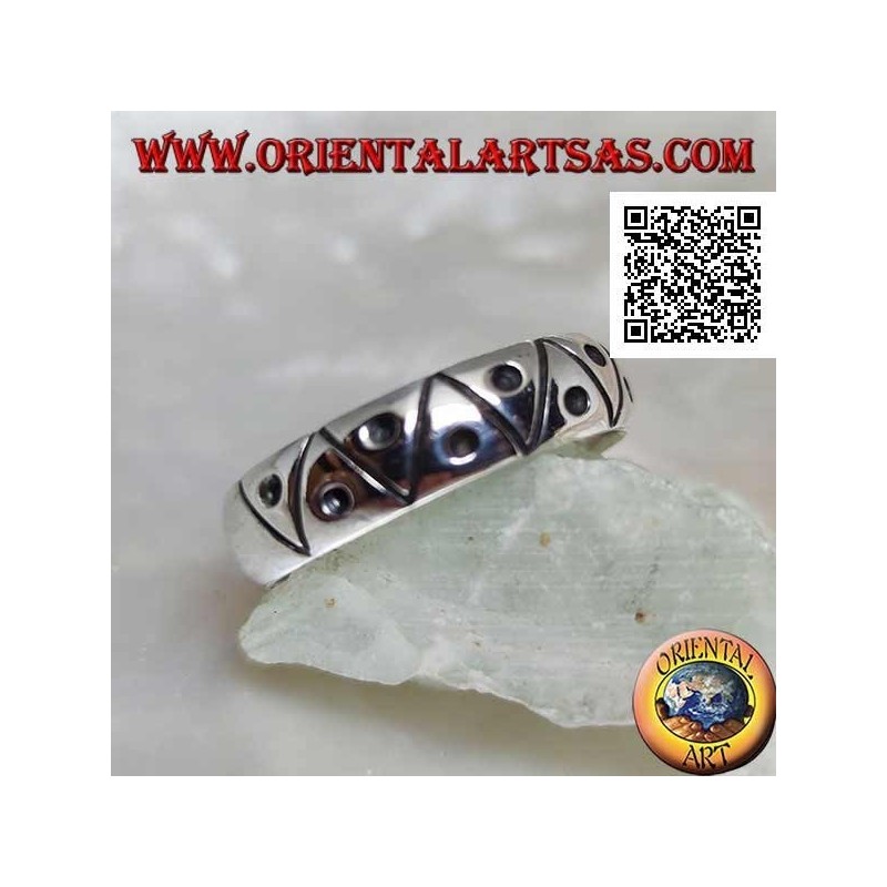 Silver ring engraved with triangles with a dot