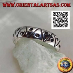Anillo de plata grabado con triángulos con un punto