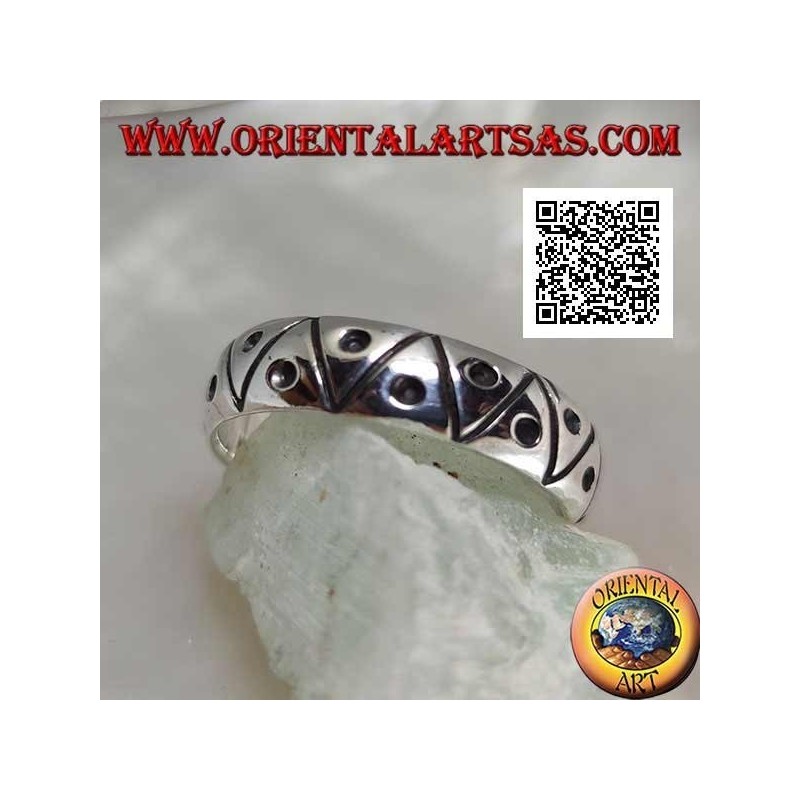 Silver ring engraved with triangles with a dot
