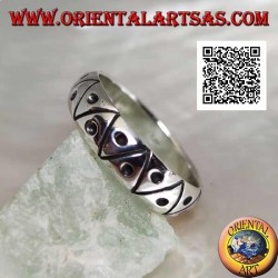 Anillo de plata grabado con triángulos con un punto