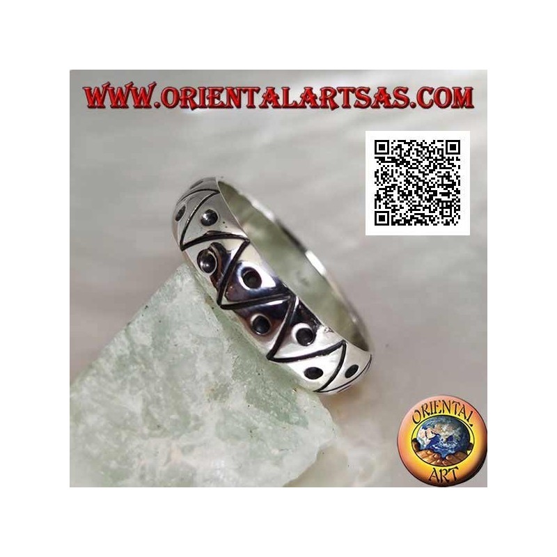 Bague en argent gravée de triangles avec un point