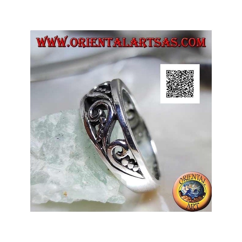 Anillo de crecimiento en plata con patrón calado de curvas y discos