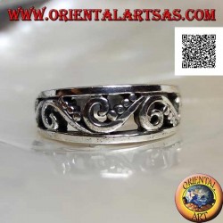Growing ring in silver with openwork pattern of curves and discs