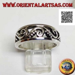 Anillo de crecimiento en plata con patrón calado de curvas y discos