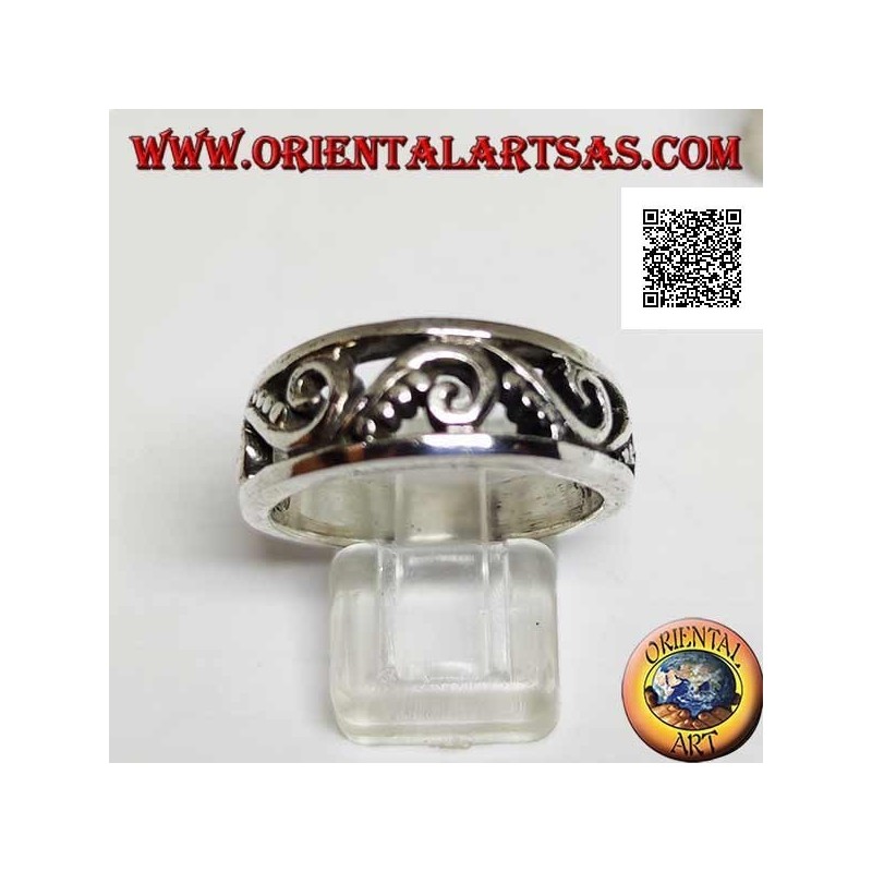 Growing ring in silver with openwork pattern of curves and discs