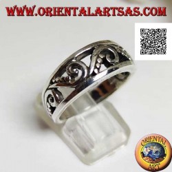 Anillo de crecimiento en plata con patrón calado de curvas y discos