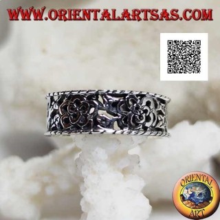 Anillo de plata con un denso estampado floral calado y bordes salientes