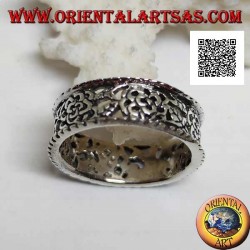 Anillo de plata con un denso estampado floral calado y bordes salientes