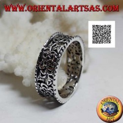 Anillo de plata con un denso estampado floral calado y bordes salientes