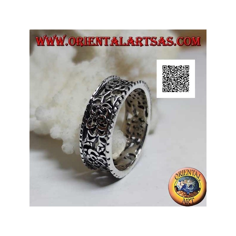 Anillo de plata con un denso estampado floral calado y bordes salientes