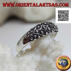Silberbandring mit Rhomboidweberei und geprägten Kugeln